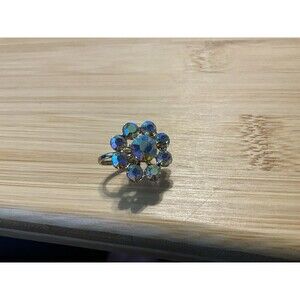 Pretty Vintage SIlvertone Clear Rhinestone Flower Screw Back Earrings